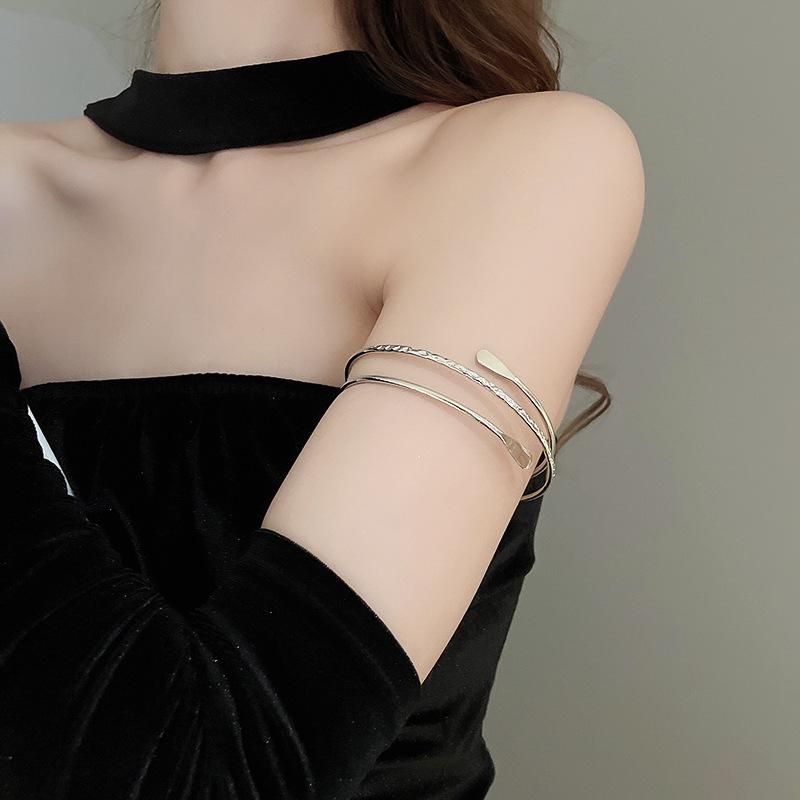 European Cold Style High-End Metal Pleated Bangle: Luxury Women's Temperament Bracelet