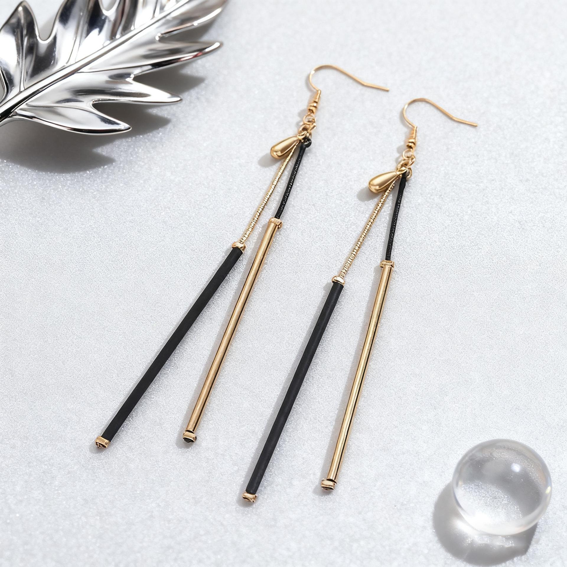 

Tassel Gold and Black Contrasting Color Pendant Earrings for Women, New Fashionable and Versatile Daily Wear Earrings Gift