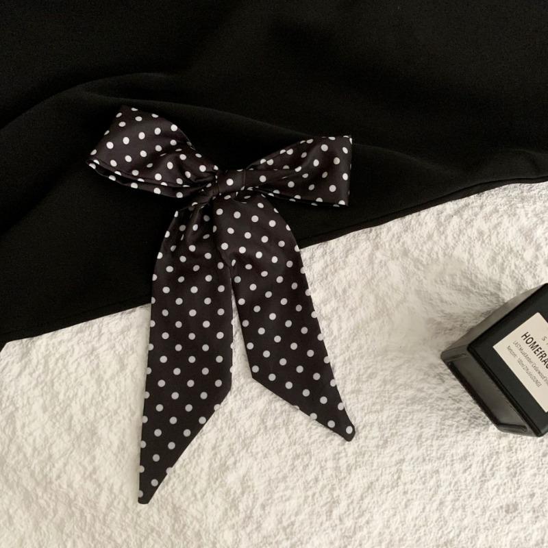 Small silk scarf, advanced sense, temperament, atmosphere, versatile decorative small scarf, girl's heart, bow, hair tie, bag, streamer.