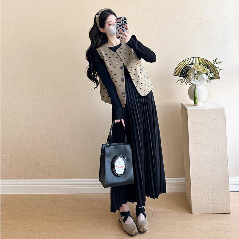 „Îmbrăcăminte de maternitate la modă 2024”: Fuste elegante din două piese și topuri de mărime mare pentru primăvară și toamnă"