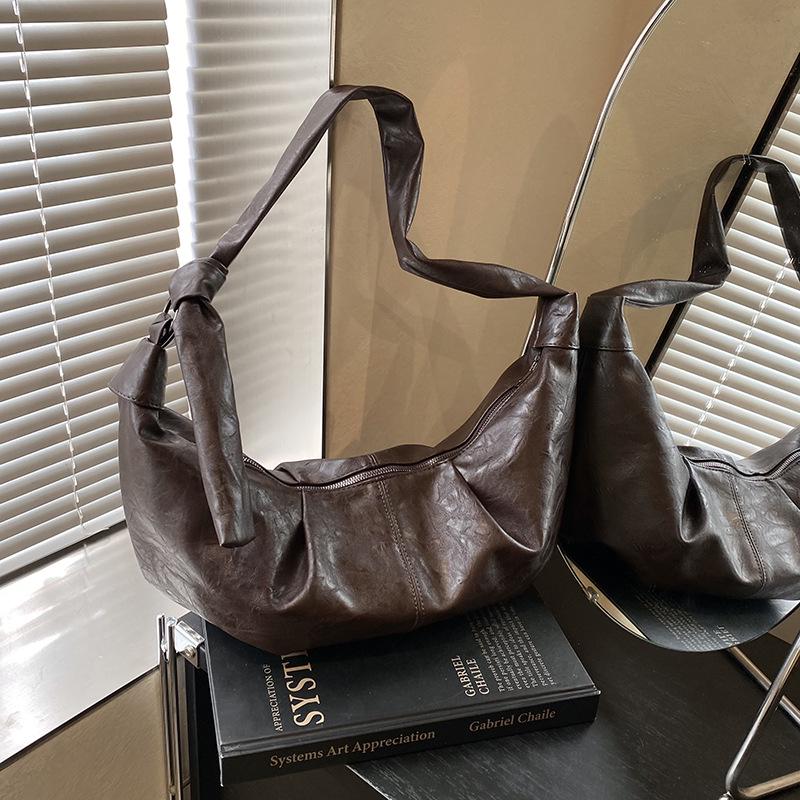 

Роскошная ретро мягкая кожаная плиссированная сумка-пельмень - Универсальная большая вместимость на плечо/через плечо для поездок на работу 43*10*28 cm кофейный