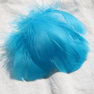 100 Stück 5-8 cm kleine flauschige Gänsefedern, farbig gefärbte Schwanenfedern für DIY Karnevalsparty-Dekoration, Bastelzubehör
