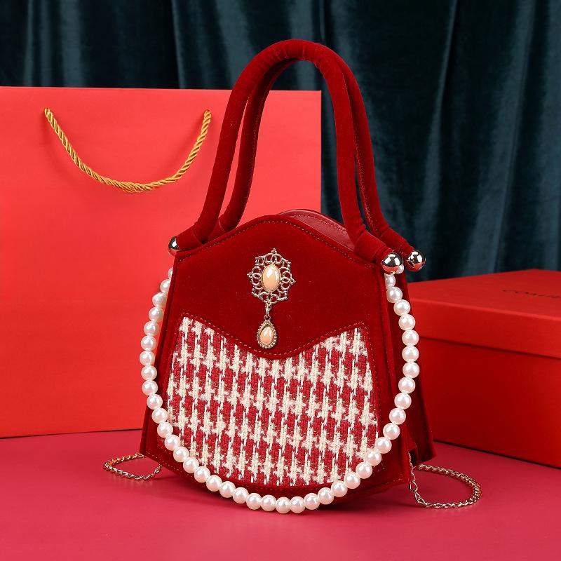 A Light Luxury and Stylish Wedding Bag for Brides, A Niche Crossbody Handbag, A Red Wedding Bag