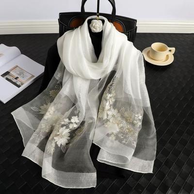 Luxus Damen Hijab Glänzendes Spitzen-Schal Seidenweiche Wollschals und Wickeltücher Stickerei Blume Dünne Schals Foulard Damen Bufanda Neu