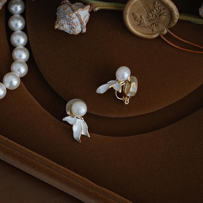 Oil drop fishtail petal pearl stud earrings light luxury high-end French temperament earrings niche design earrings