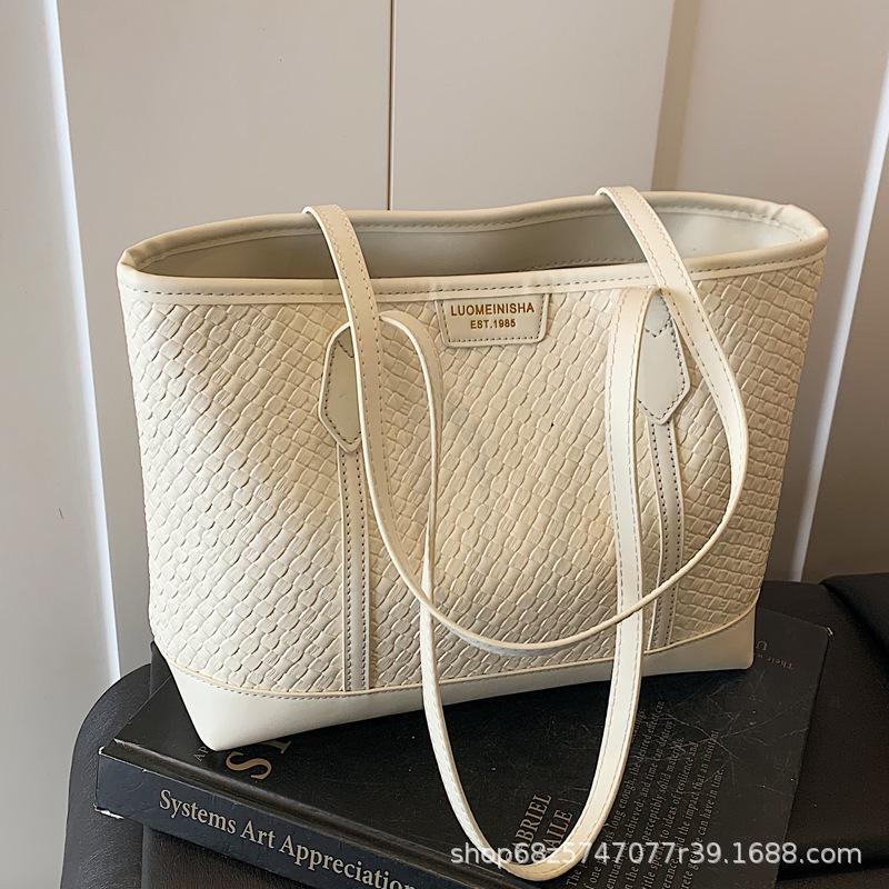 Korean version of urban simple large-capacity shoulder bag 2025 new spring texture underarm bag fashionable casual tote bag