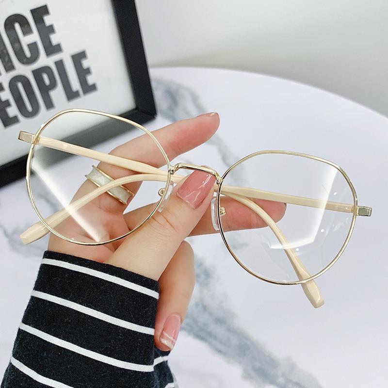 

A Pair Of Frameless Transparent Lenses For Women