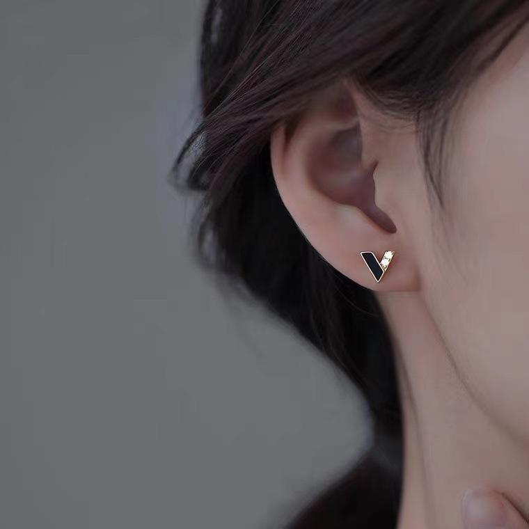 V-Shaped Geometric Stud Earrings for Women - Simple, Cool, Stylish, Versatile Needle Earrings