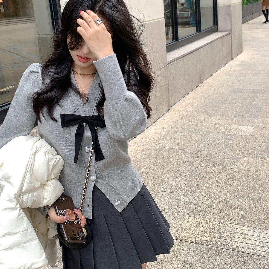 Γυναικεία Γλυκιά Πλεκτή Ζακέτα με Φιόγκο και Λαιμόκοψη V: Μοντέρνο Κοντό Στενό Φόρεμα με Μανίκια Φούσκα