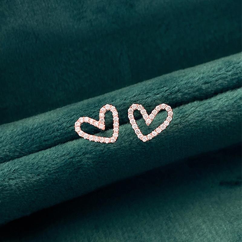 Huitan Boucles d'oreilles à clous cœur simples et élégantes avec CZ Exquises boucles d'oreilles d'amour pour femmes 3 couleurs de métal Tempérament Bijoux polyvalents