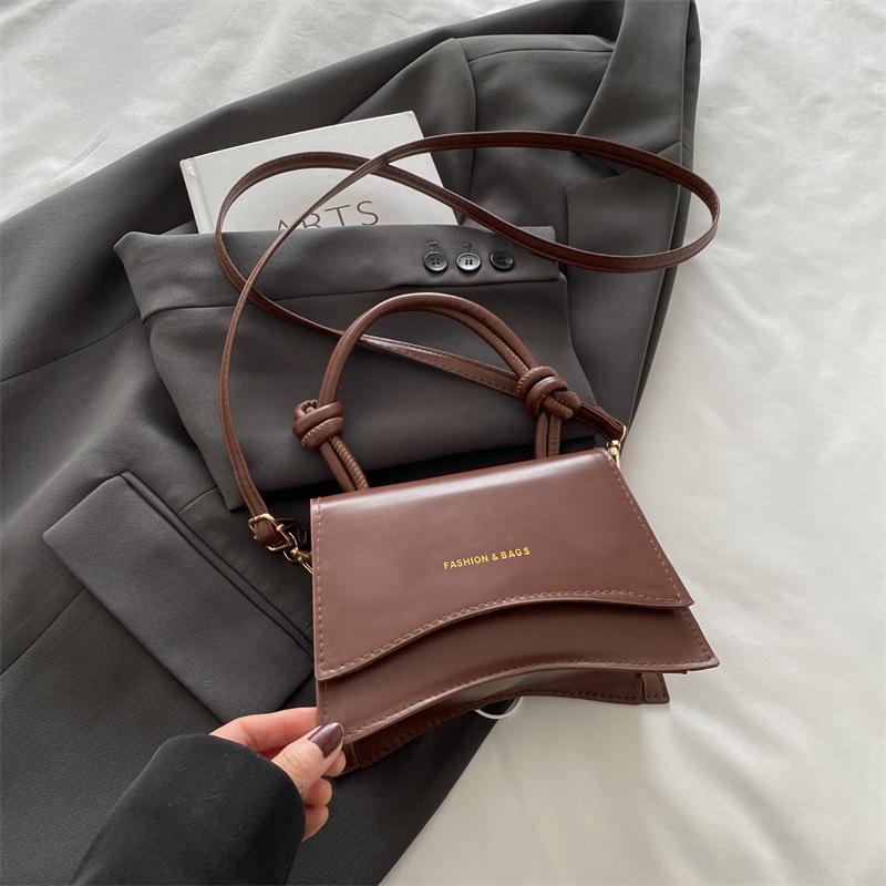 

Bag Women s 2025 Spring New Solid Color Alphabet Casual Versatile Small Square Bag Trend Texture Sweet Handbag Trend коричневый
