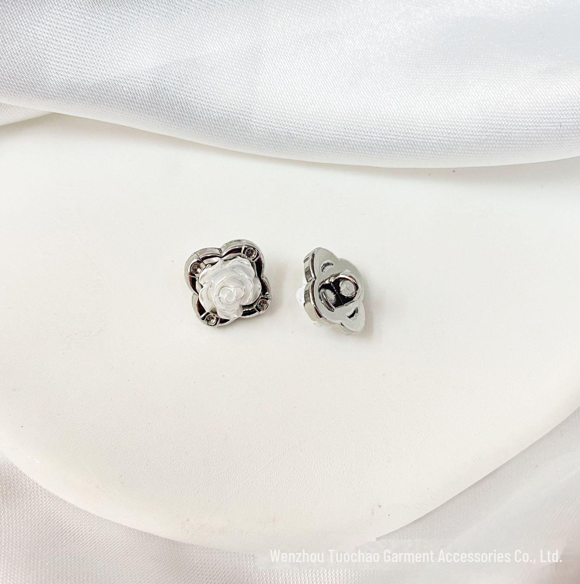 

Весенний вязаный свитер с цветочным узором и квадратными пуговицами из сплава