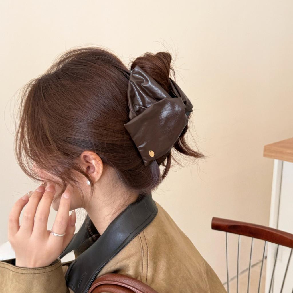 Solid Color Gold Standard Leather Triangle Clip Female 2025 New High-end Sense of Temperament Shark Clip Hair Accessories on The Back of The Head