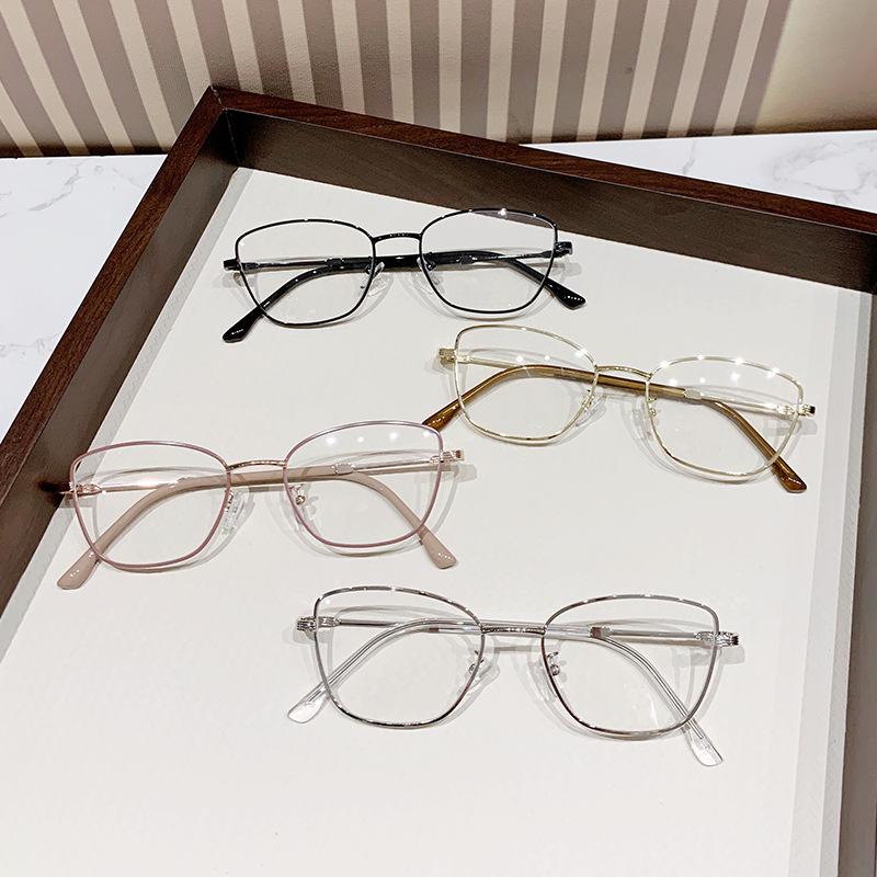 Photochromic Anti-Blue Light Cat-Eye Myopia Glasses - European/American Style, Metal Frame, Fashionable Non-Prescription Eyewear.