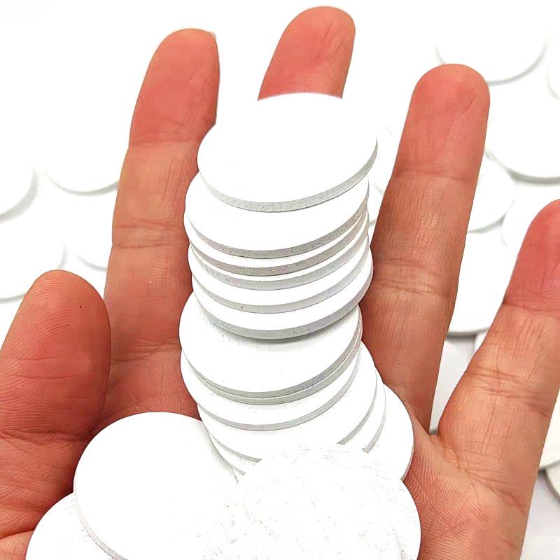 Деревянные игровые жетоны для детей: Цветные круглые фишки для баллов поощрения в детском саду и для игр учеников Diameter 2.5cm, Thickness 0.25cm белый