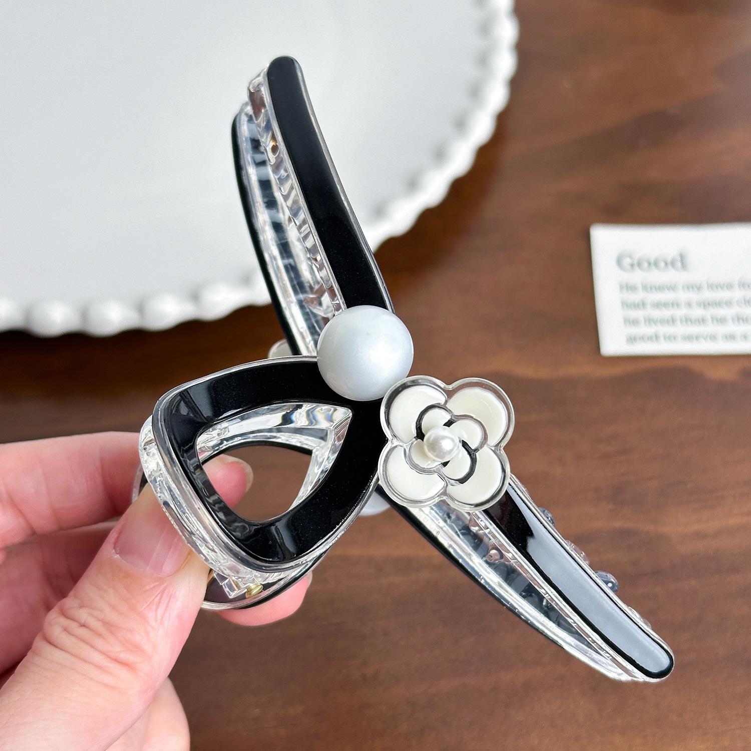 

Crafted Retro Beautifully Hair Claw Clip With Elegant Pearl Design For Looks Sophisticated Black11cm