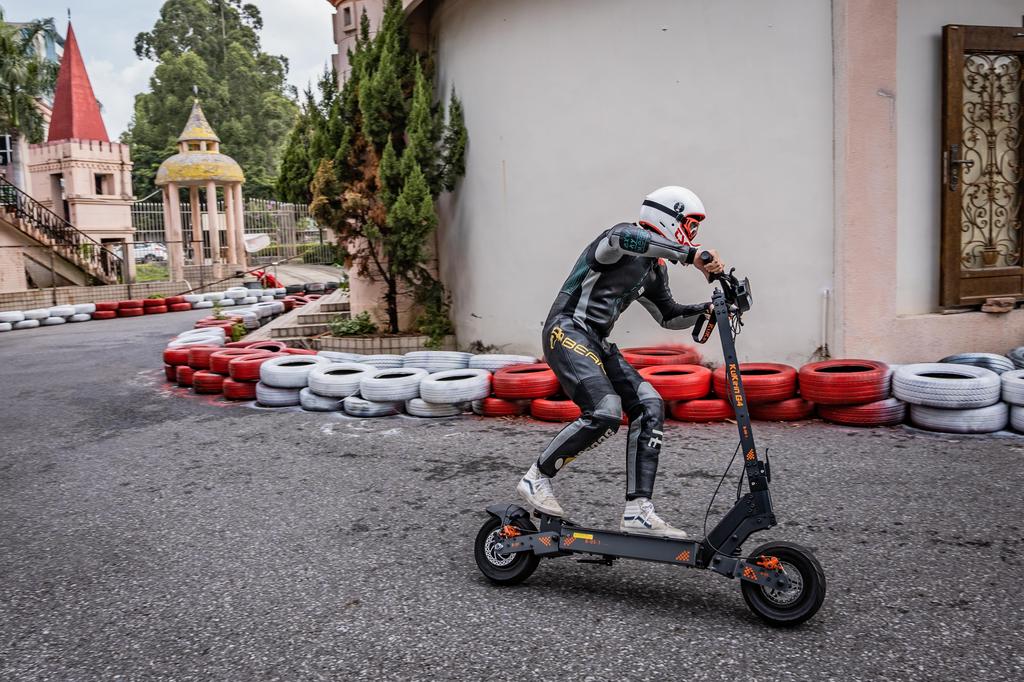 Patinete Elétrico KuKirin G4 – Motor de 2000W, 70km/h, Autonomia de 75km, Bateria 60V 20Ah, Freios a Disco Duplos, Pneus Sem Câmara de 11", Design Dobrável