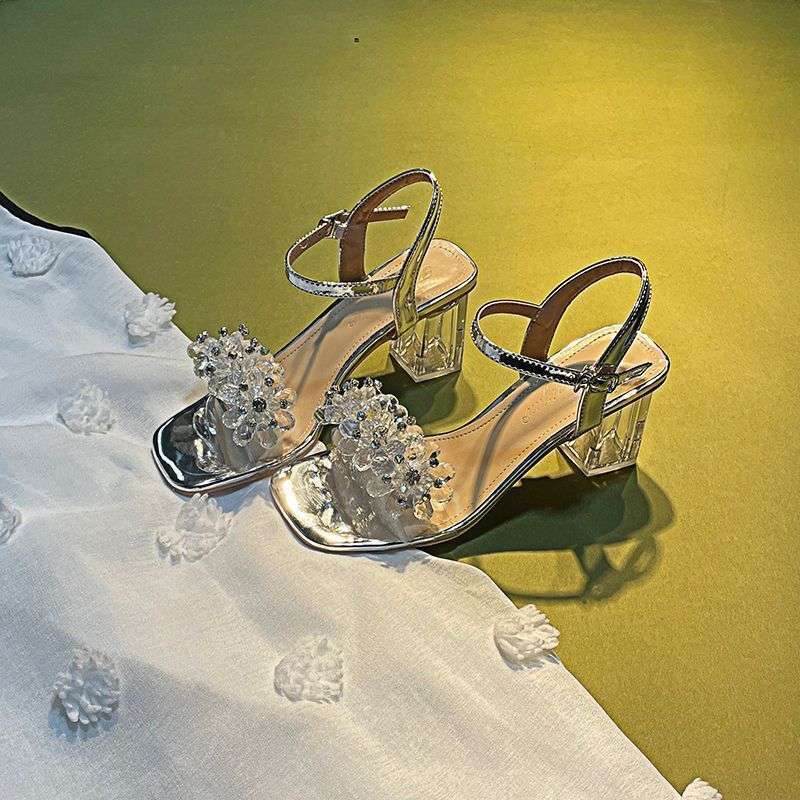 

2025 супер огонь сандалии мода стразы слово с серебряным толстым каблуком квадратный носок хрустальные высокие каблуки женская летняя юбка 34