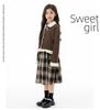 Dziewczęcy jesienny zestaw dwuczęściowy: spódnica w kratę i dziergany kardigan