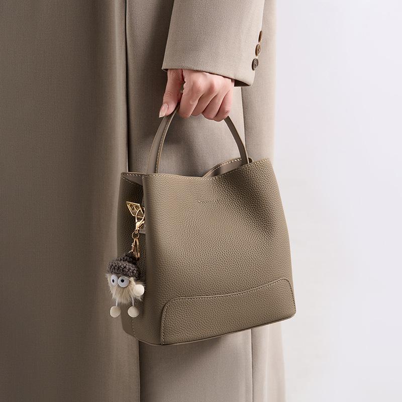 New fashion messenger bag high sense versatile portable bucket bag 2025 new popular retro bag women