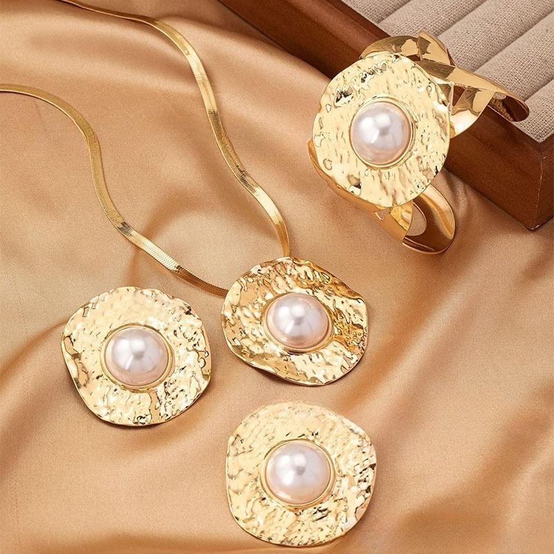 

Комплект из ожерелья, сережек, браслета и диска для женщин золотой