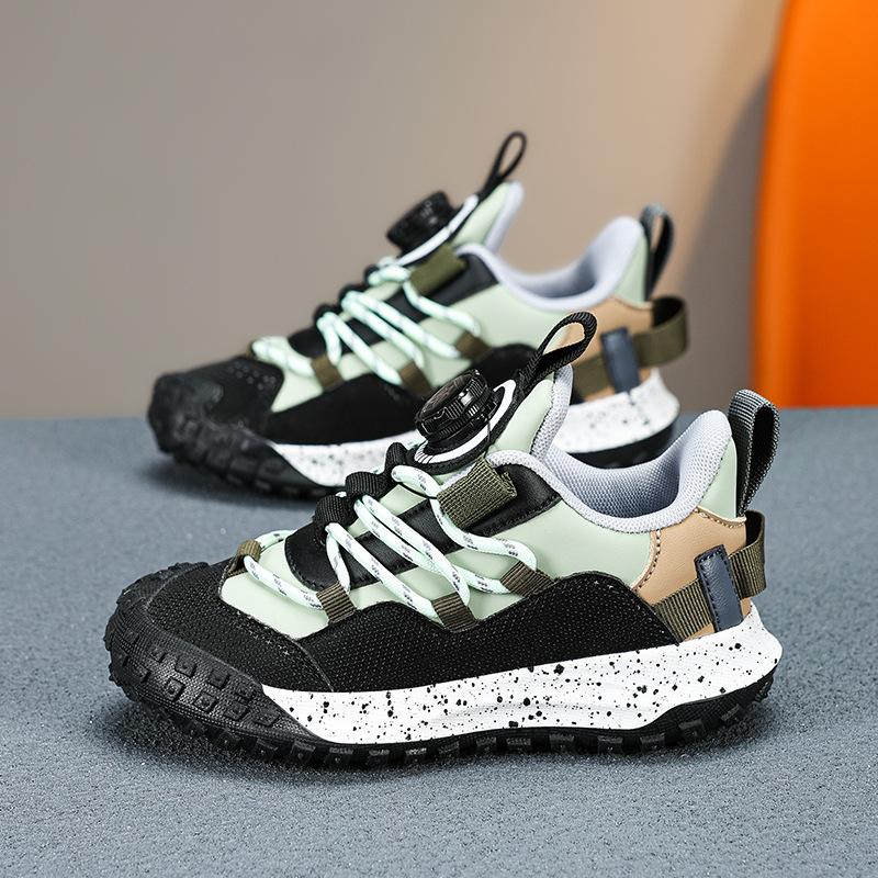 Children's autumn and winter sports shoes 2025 boys' fashion velvet thermal shoes medium and older children's and girls' outdoor running shoes