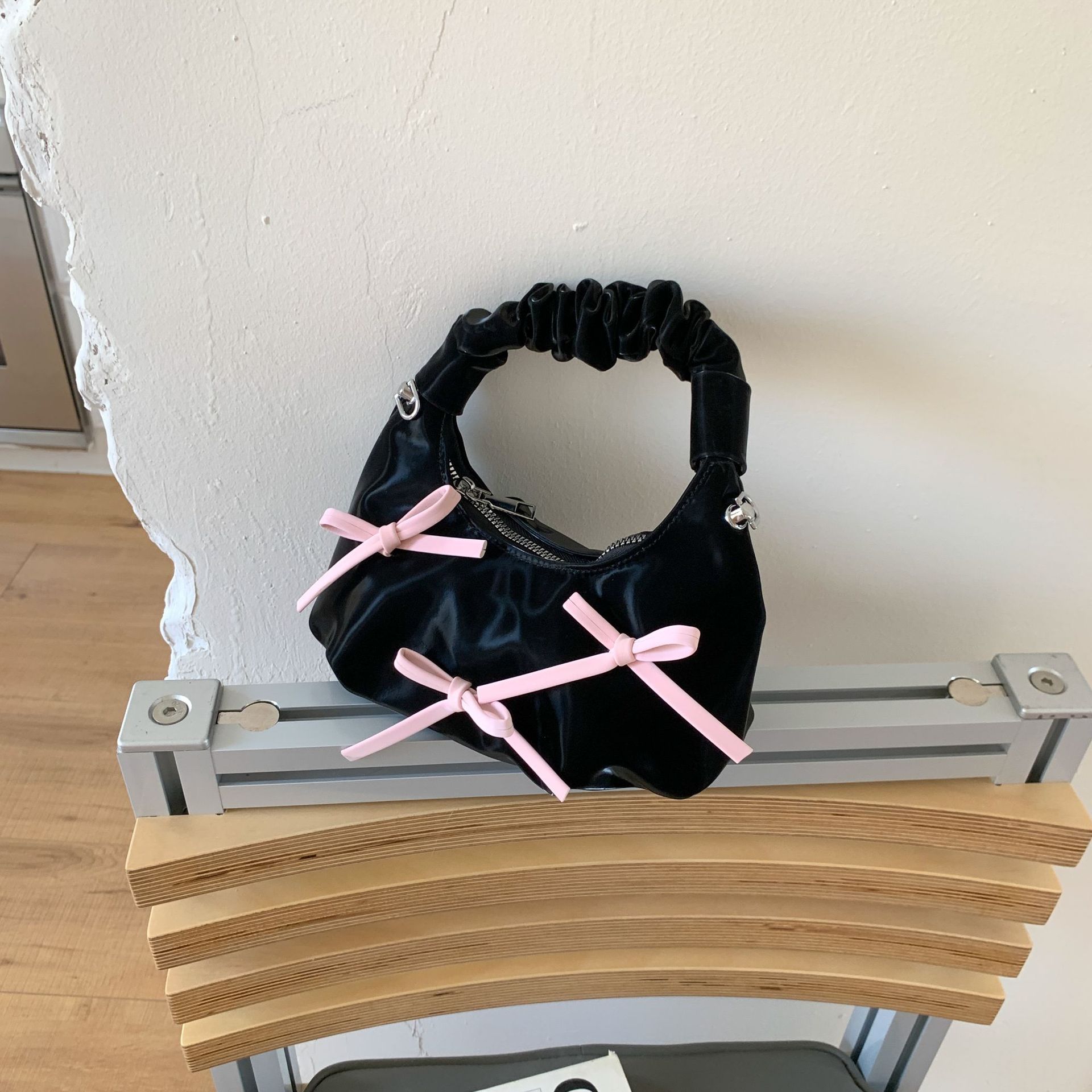 

Нишевая плиссированная сумка-подушка 2025 весна новая милая сумка под мышкой с бантом модная сумка через плечо