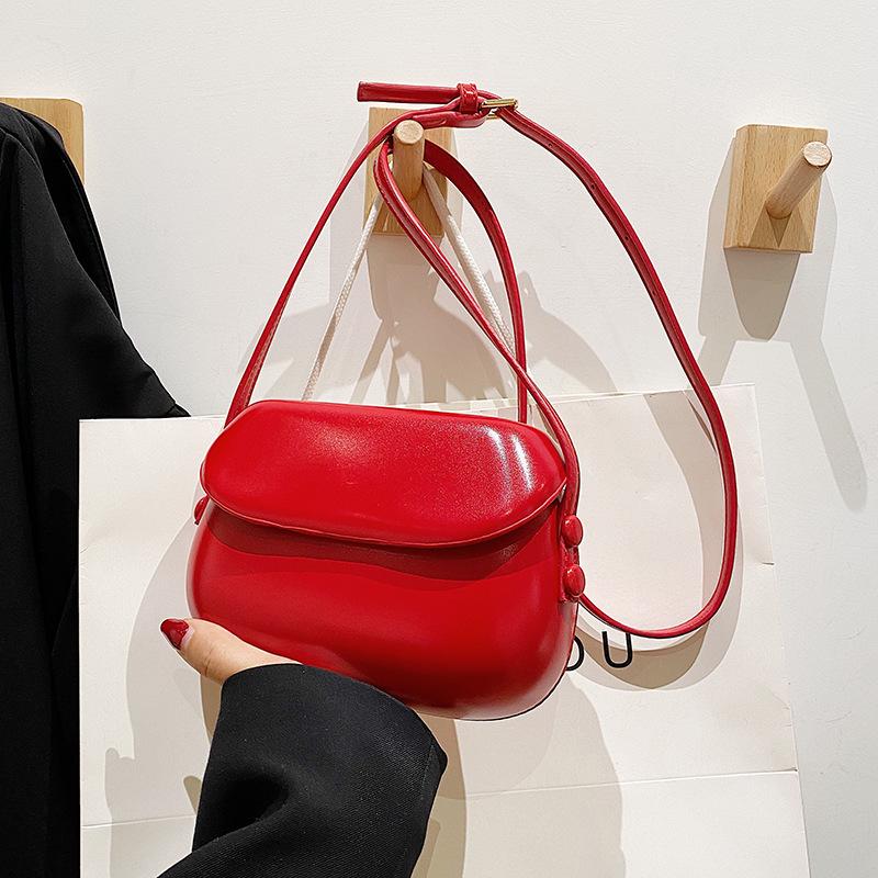 Korean Retro Saddle Bag 2022: Summer Single Shoulder & Crossbody Bag, Fashionable & Versatile Ladies Mobile Phone Accessory