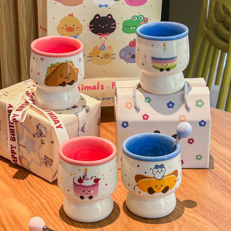 Birthday gift, girl holding a coffee cup, high-value ceramic latte cup, household drinking cup, and mug as a souvenir.