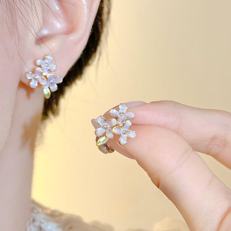 

Фиолетовые серьги-пусеты с цветами из капающей эмали, милые серьги с нежным характером в стиле мори, нишевые универсальные серьги высокого класса