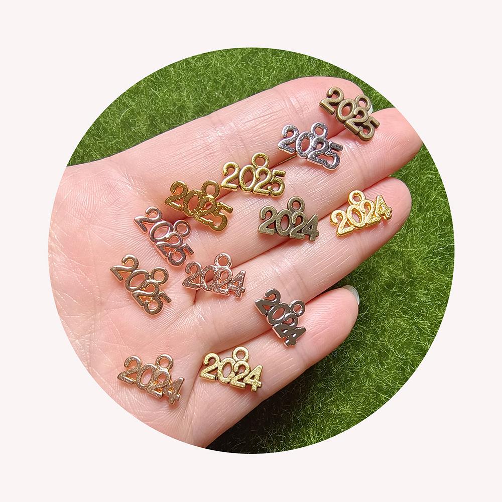 Antique Color 2024/2025 Graduation Season Themed Zinic Alloy Metal Pendant Charms for Keychain Bracelet Necklaces Jewelry