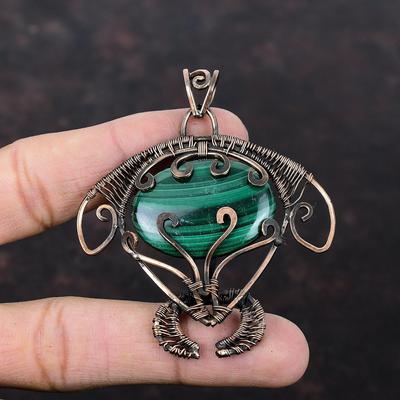 Malachitový přívěsek Měděný drátem obmotaný přívěsek Želví šperk Přívěsek z přírodního drahokamu Ručně vyráběný měděný šperk Elegantní přívěsek Dárek pro ni