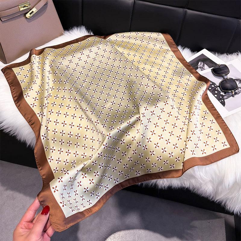 

Весенний шелковый шарф Модный зарубежный стиль Универсальный маленький квадратный шарф 70 см Декоративный шарф Солнцезащитная дорожная шаль для женщин 70*70cm коричневый