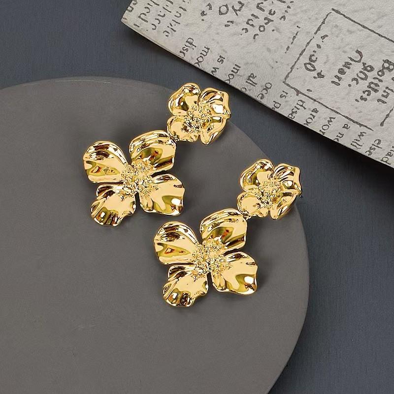 Minimalist Geometric Metal Stud Earrings Women Elegant Gold Tone Lightweight Daily Wear