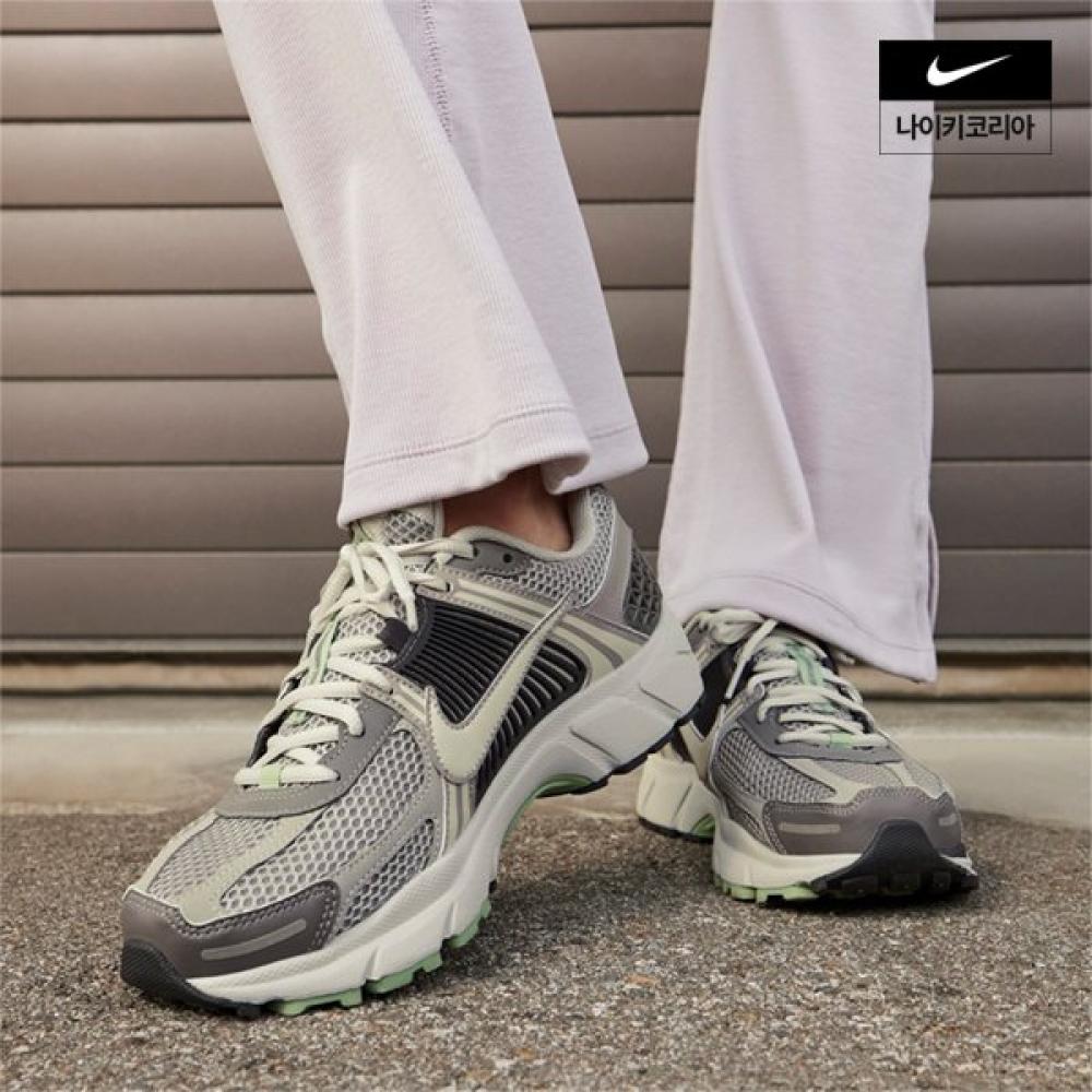 Women S Nike Zoom Vomero 5 Fb8825 001