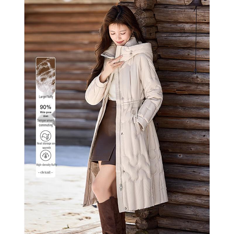 

Маленький женский пуховик с капюшоном M