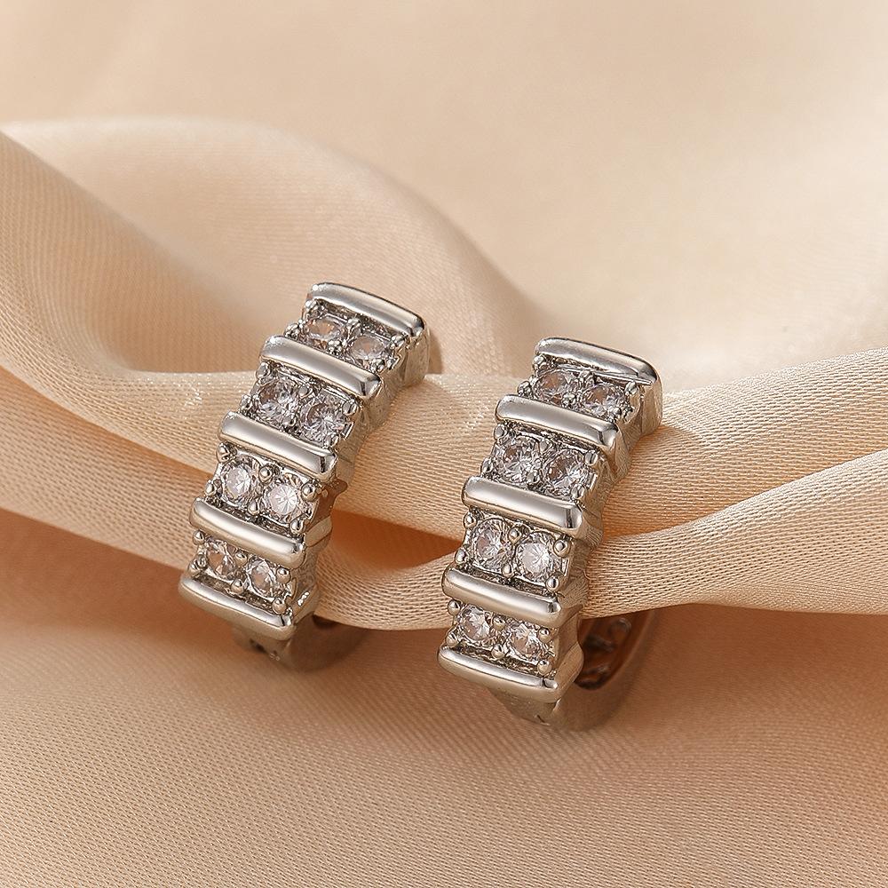 European and American fashion versatile niche design, high-end and cool style earrings for women