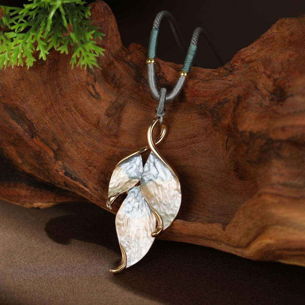 Pendentif long fleur géométrique creuse couleur émail, pendentif collier polyvalent en forme de cœur pour femme à sens élevé