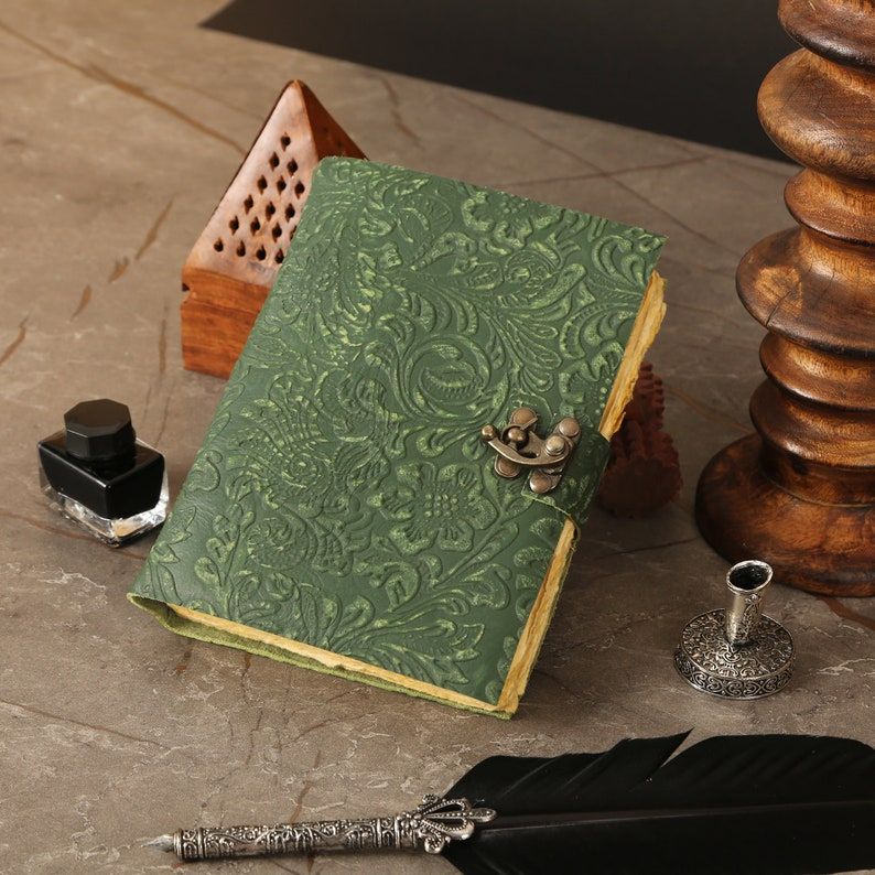 

Зелений шкіряний журнал: Дизайн із квітами старовинного саду 7 x 5 inch