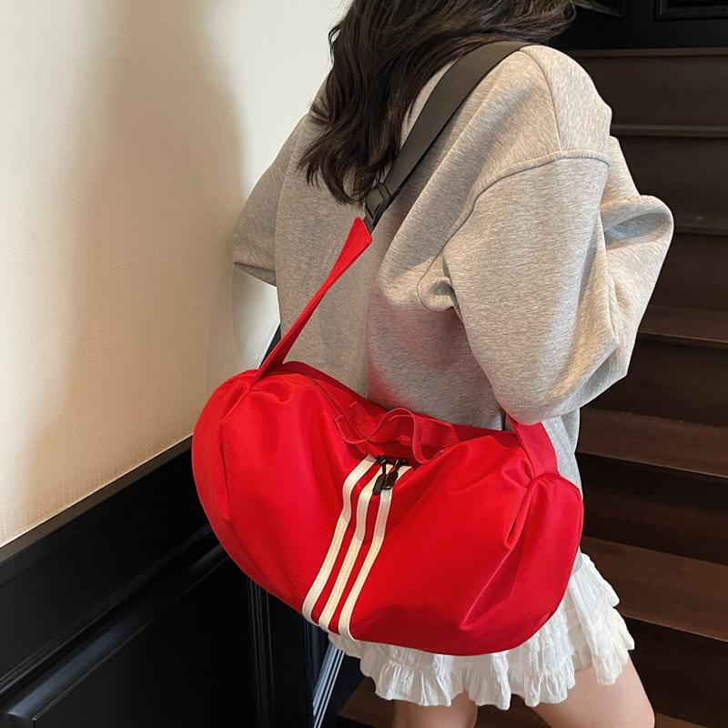 Fashionable striped lightweight women's yoga bag, stylish and versatile handbag, large-capacity casual crossbody gym bag