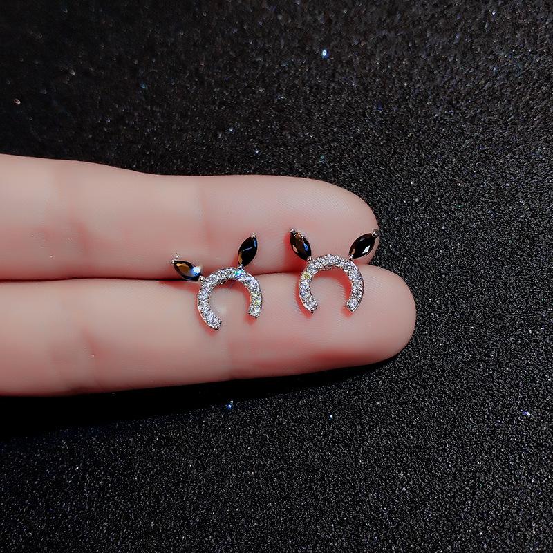 New Trendy Design of The New Animal Earrings In The Year of The Korean Simple Ears Exquisite Diamond Earrings for Women