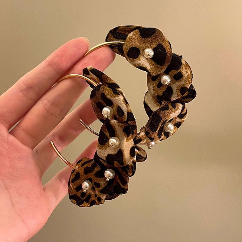 Elegant Pearl Stud Earrings: Simple, High-End Design for Autumn/Winter 2024