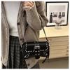 Modische Schultertasche aus Kunstleder für Damen Punk-Stil Nieten Hobo Handtasche mit Kettenriemen