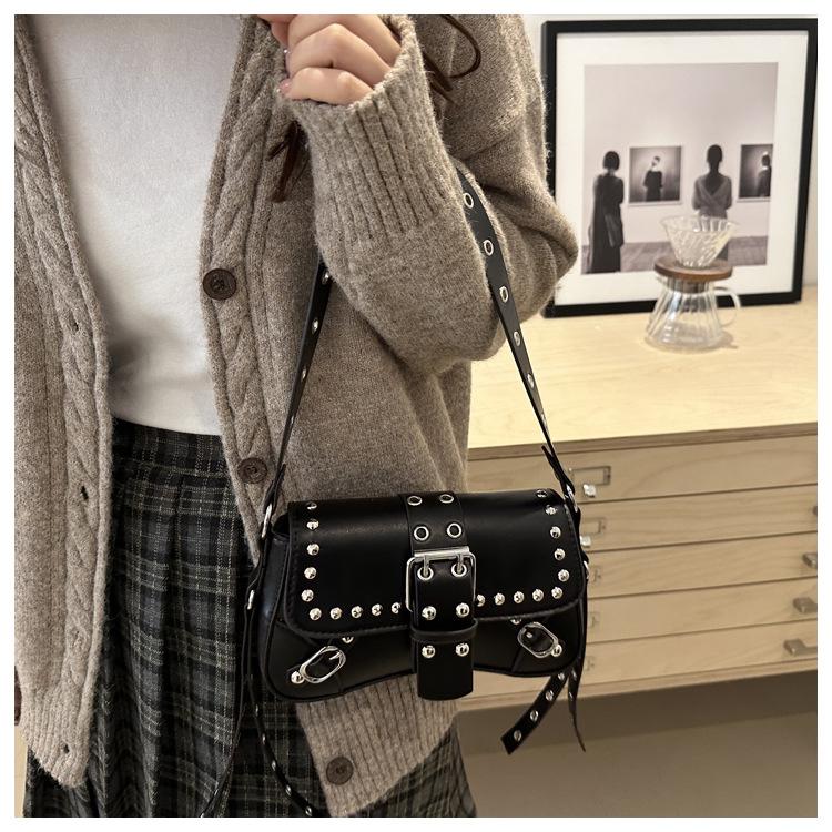 Modische Schultertasche aus Kunstleder für Damen Punk-Stil Nieten Hobo Handtasche mit Kettenriemen