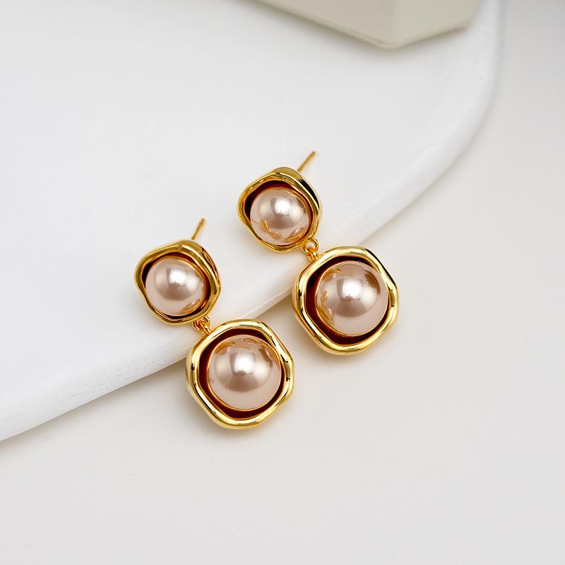 

Серьги французского серого цвета, женские высококлассные темпераментные ретро-серьги, нишевые легкие роскошные серьги-гвоздики с жемчугом 18K real gold plating розовый