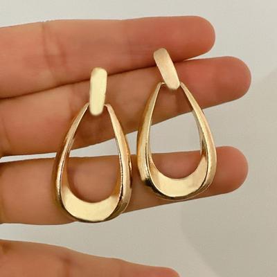 Stud Earrings Jewelry Elegant Geometric Waterdrop Earrings for Women Lightweight Statement Jewelry with Hollow Metal Studs