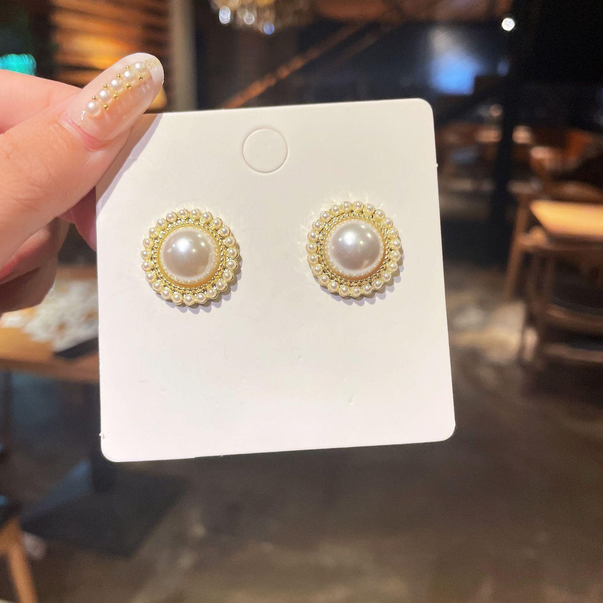 

Ретро серьги-пусеты в стиле Гонконга, серьги с жемчугом в стиле Хепберн, женские французские темпераментные универсальные серьги высокого класса на осень и зиму