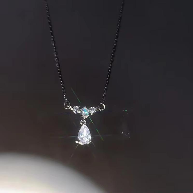 Shining Water Diamond Necklace Female Simple Sparkling Rhinestone Necklaces Outdoor Photography Decorative Pendant Necklace