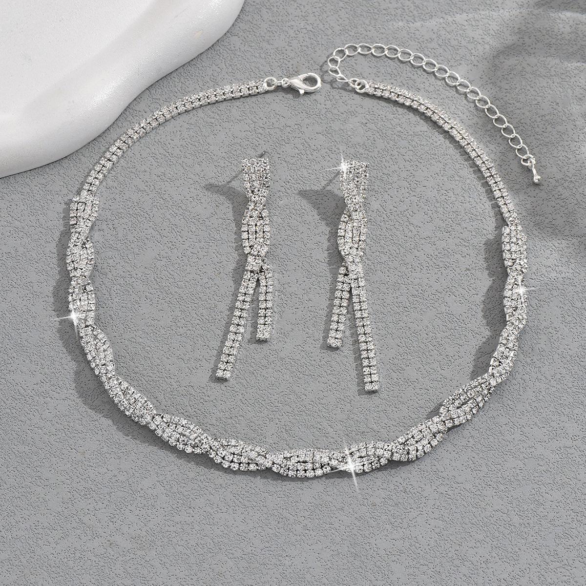 

Новый комплект из изысканного ожерелья-цепочки с когтями и набора преувеличенных серег, комплект из двух предметов с ожерельем в виде капель воды и банкетными аксессуарами для женщин 39.5CM серебряный