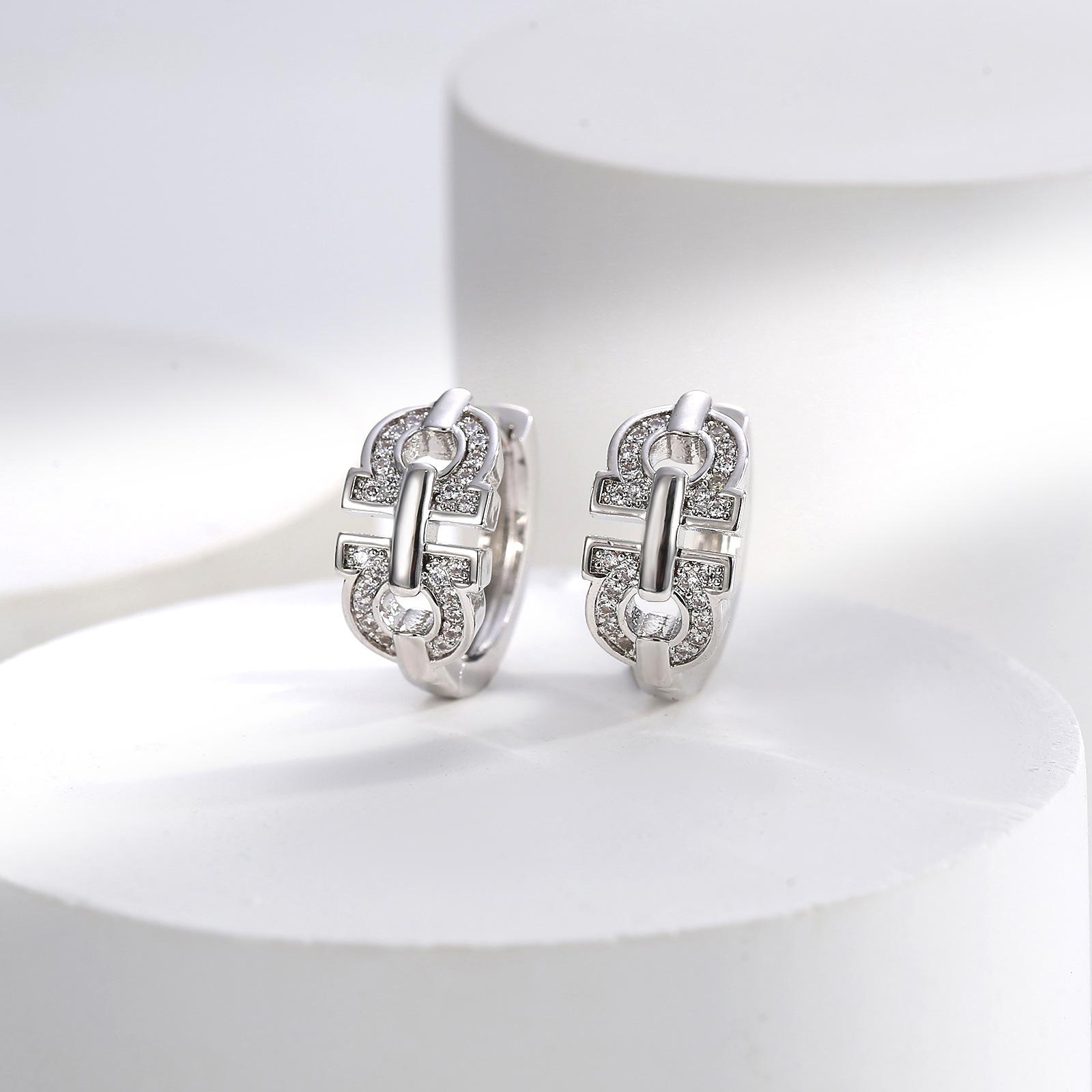 

Высокое качество от кутюр элегантный изысканный знаменитость подковообразная пряжка циркон ушная пряжка мода пригородный универсальный серьги мода